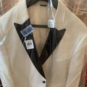 Men’s Synrgy white dinner jacket.